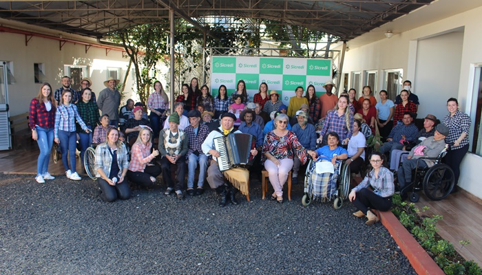 No Dia do Cooperativismo, Sicredi realiza ação beneficente na Casa de Repouso São Francisco Xavier